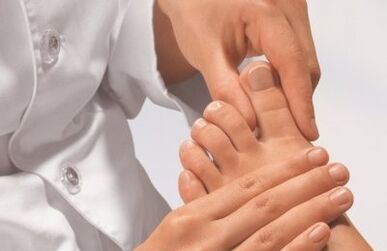 Η εξέταση του γιατρού με το μανιτάρι των ποδιών